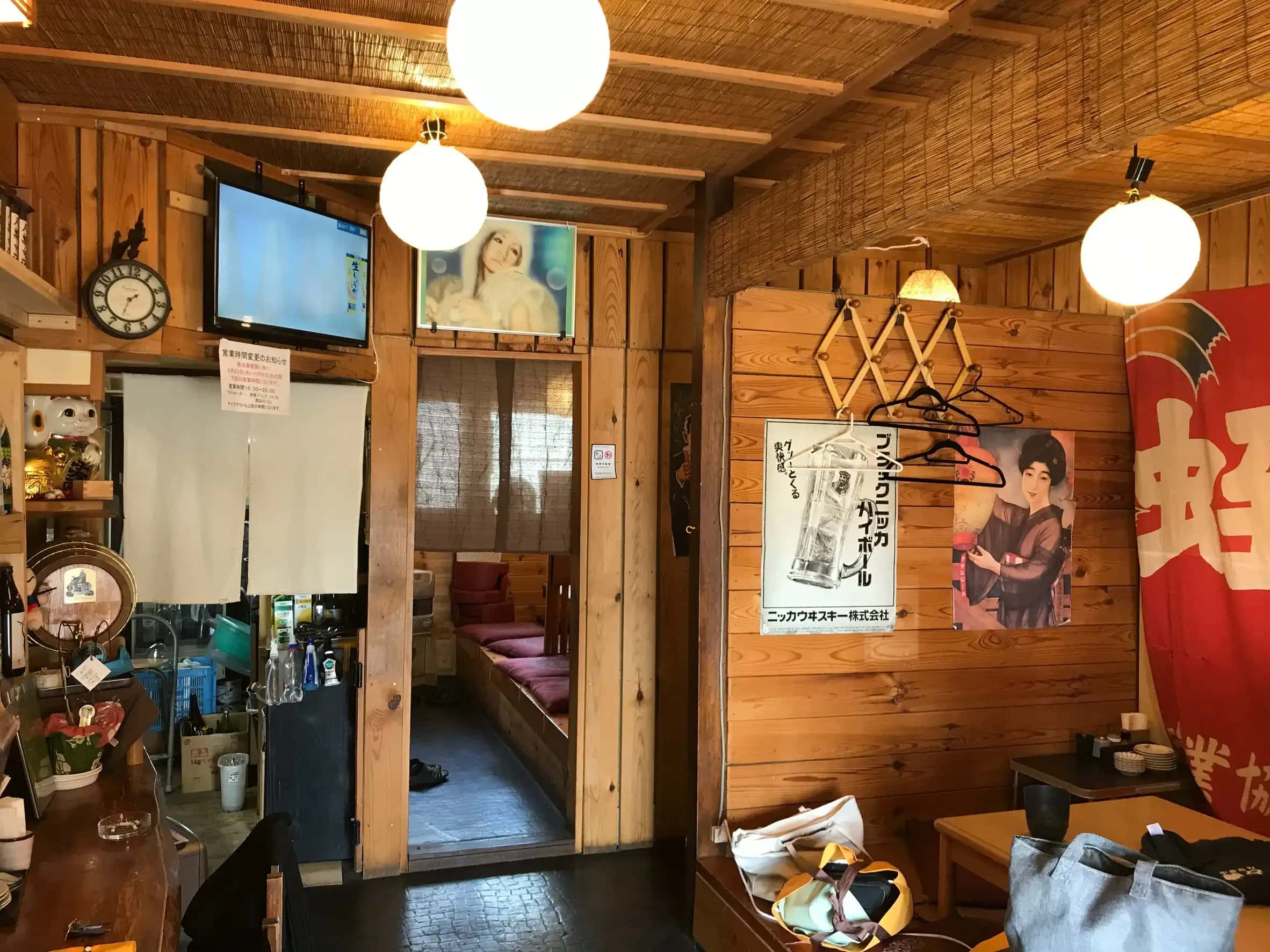 カウンターでも、座敷でも。居心地のいい一軒。